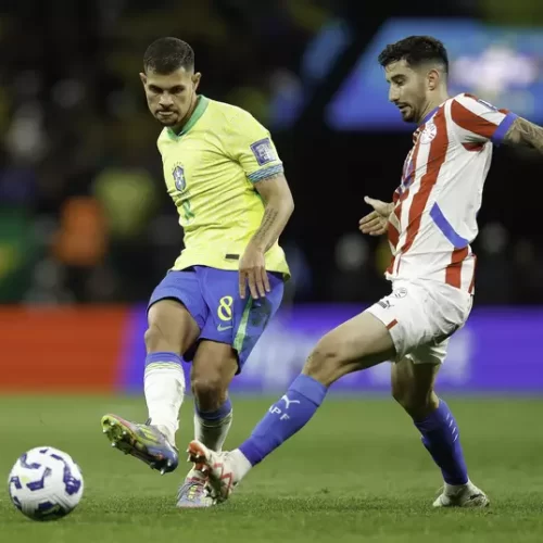 oto: Brasil x Paraguai - Bruno Guimarães ( @rafaelribeirorio I CBF) / Gávea News